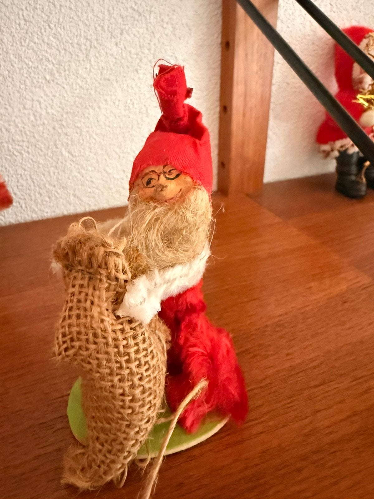 Antiek kerstman chenille en vlas 11 cm kerst ornanent, Ophalen of Verzenden, Gebruikt