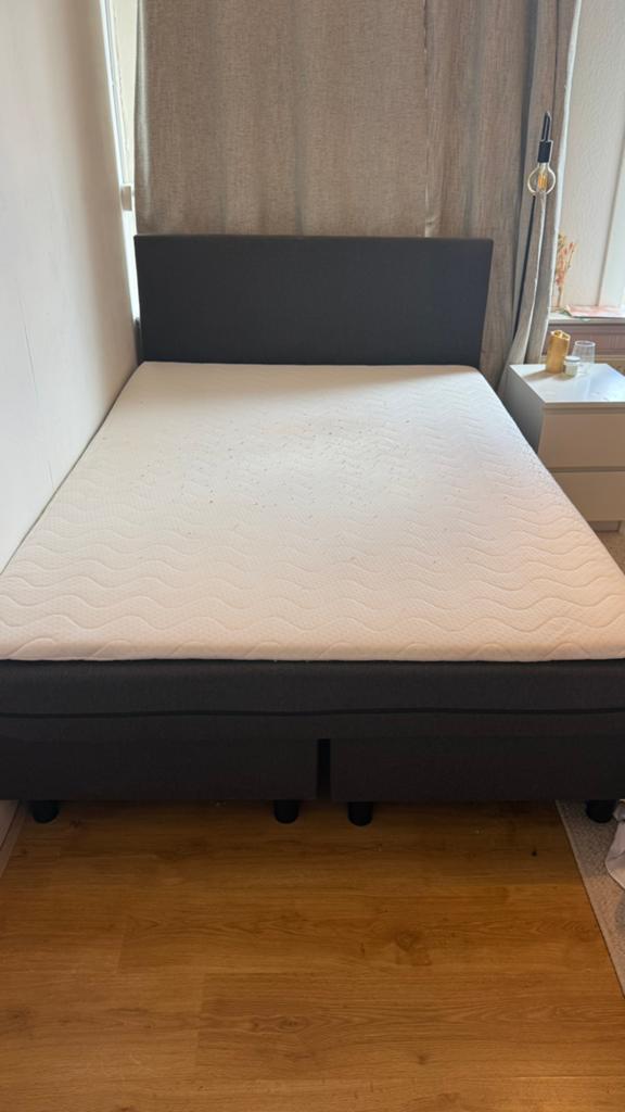 Boxspring 140x200 grijs + topper, Ophalen, 140 cm, Zo goed als nieuw, Twijfelaar