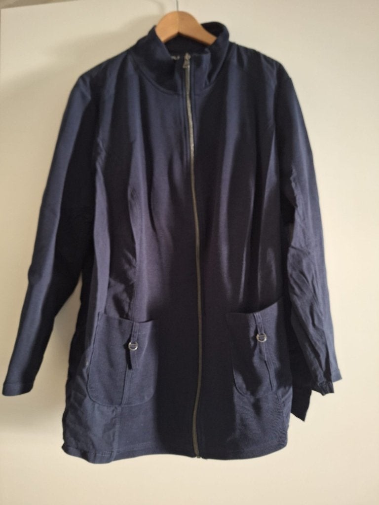 Donkerblauwe jas of vest Ulla Popken mt 45-56 rits en zakken, Ophalen of Verzenden, Zo goed als nieuw, Maat 42/44 (L), Blauw