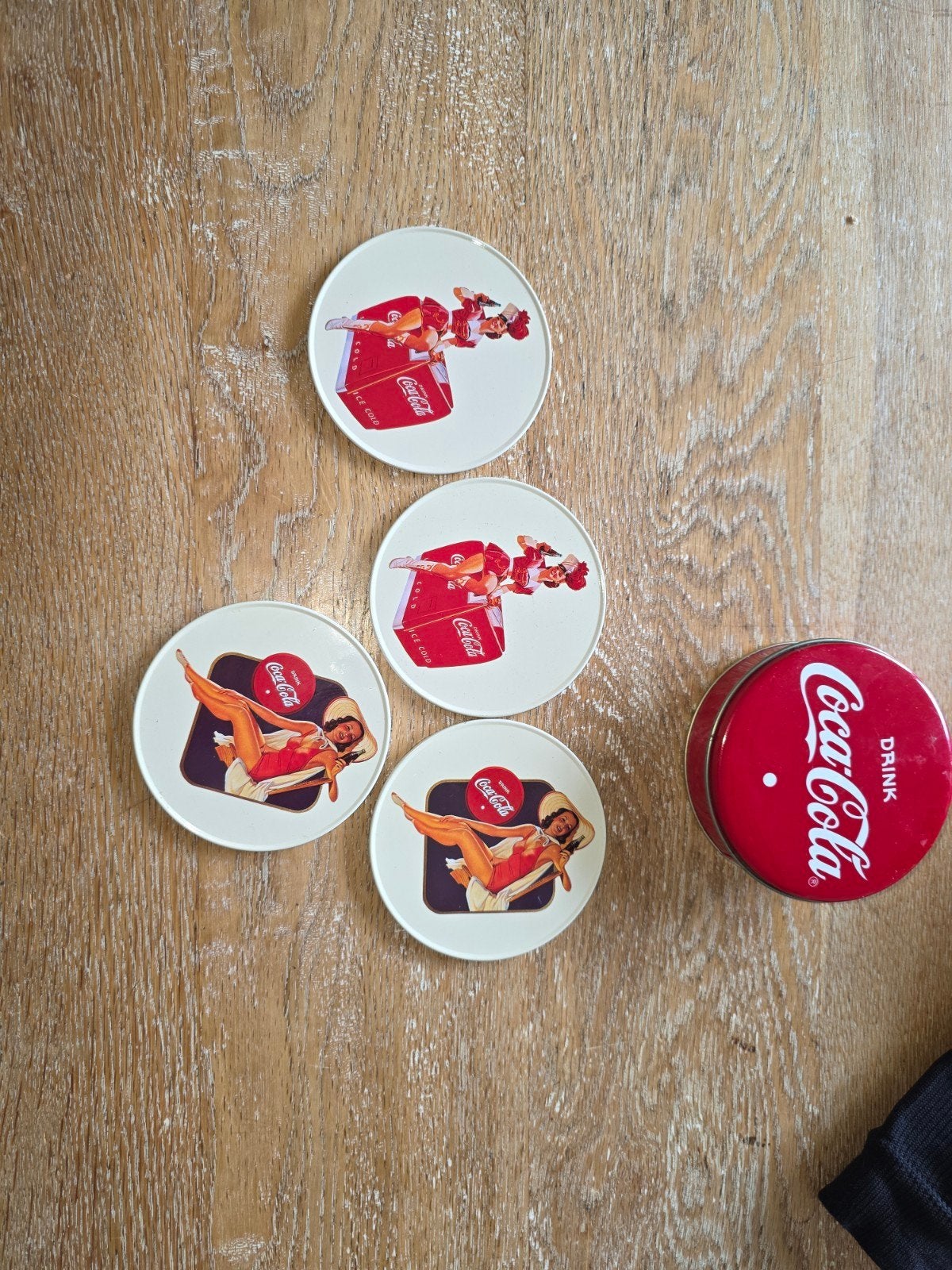 Coca-Cola onderzetters met pin-up girls in blik, Ophalen
