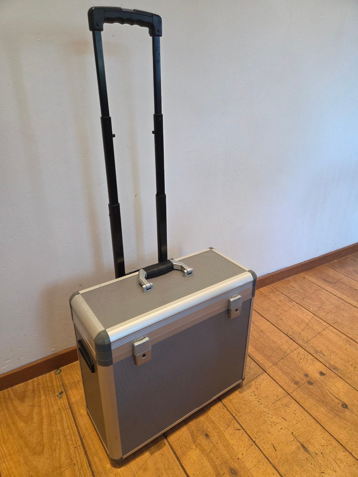Aluminium koffer met wieltjes en uitschuifbare handgreep, Uitschuifbare handgreep, Gebruikt, 50 tot 60 cm, Ophalen of Verzenden