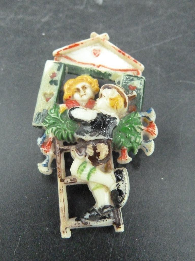 Vintage celluloid souvenir broche kussend paar, Ophalen of Verzenden, Gebruikt, Overige materialen