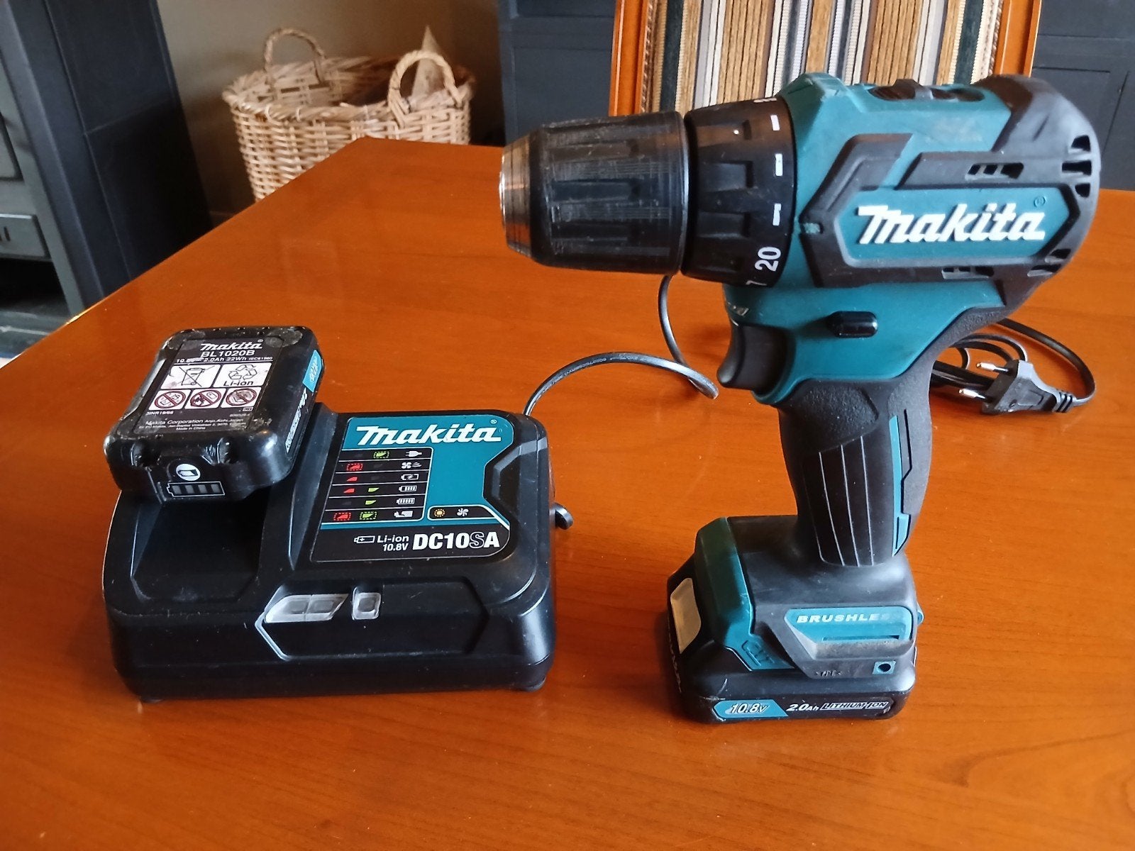 Makita DF332D Boor-/Schroefmachine met lader en 2 accu's, Ophalen, Gebruikt, Variabele snelheid, Boor- en Schroefmachine