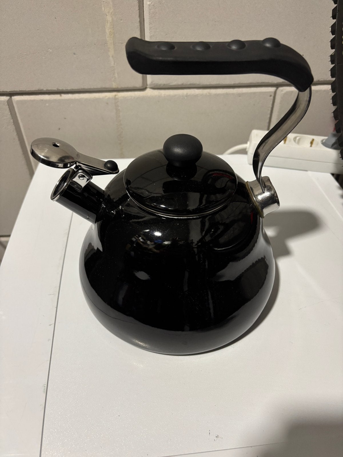 Zwarte fluitketel - Geschikt voor inductie, Theepot/fluitketel, Gebruikt, Ophalen of Verzenden, Zwart