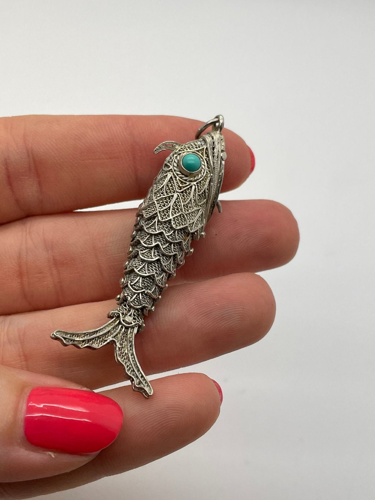 E739 Prachtige zilveren flexibele vis turkoois ogen, Sieraden, Tassen en Uiterlijk, Ophalen of Verzenden, Zilver, Hanger