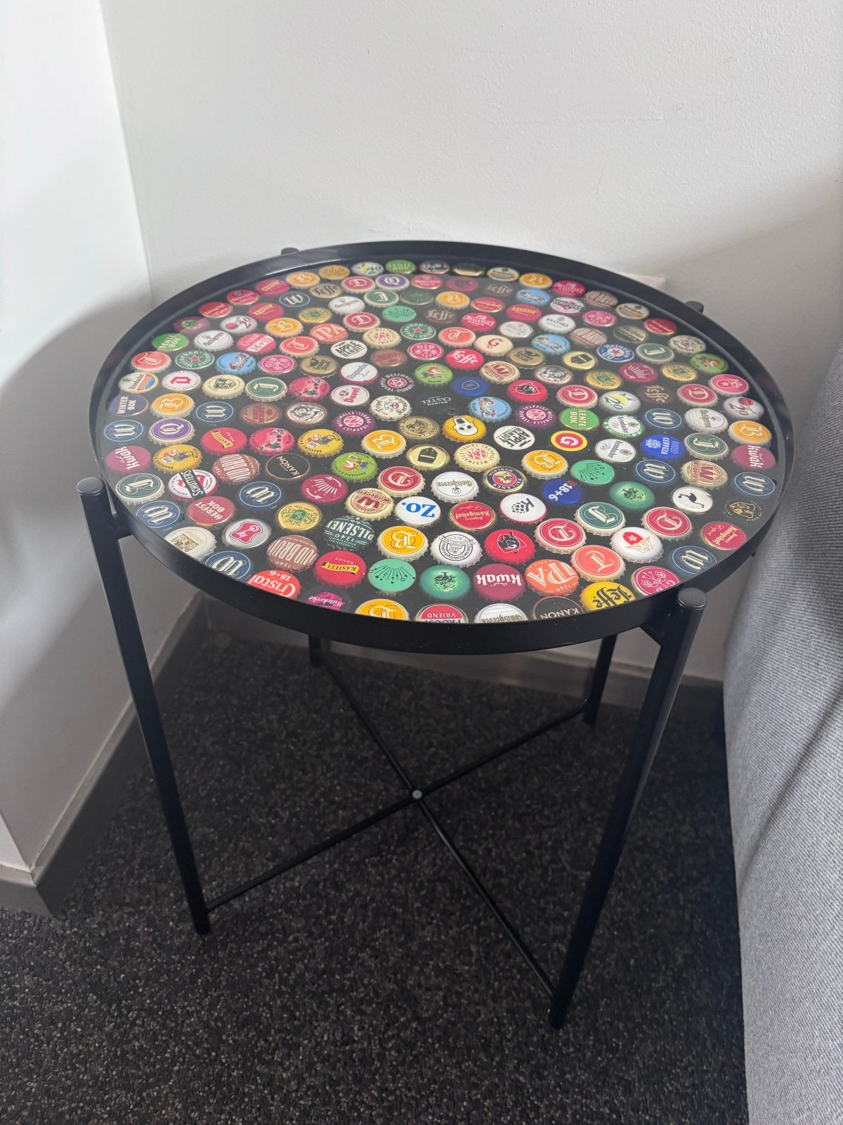 Unieke bijzettafel met bierdoppen ingelegd in epoxy, Metaal of Aluminium, Rond, 55 tot 75 cm, Zo goed als nieuw