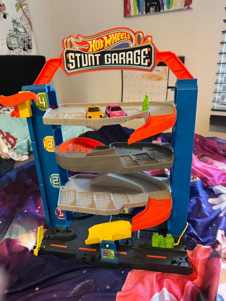 Hot wheels garage met 2 autos, Ophalen of Verzenden, Zo goed als nieuw, Handmatig, Hot Wheels