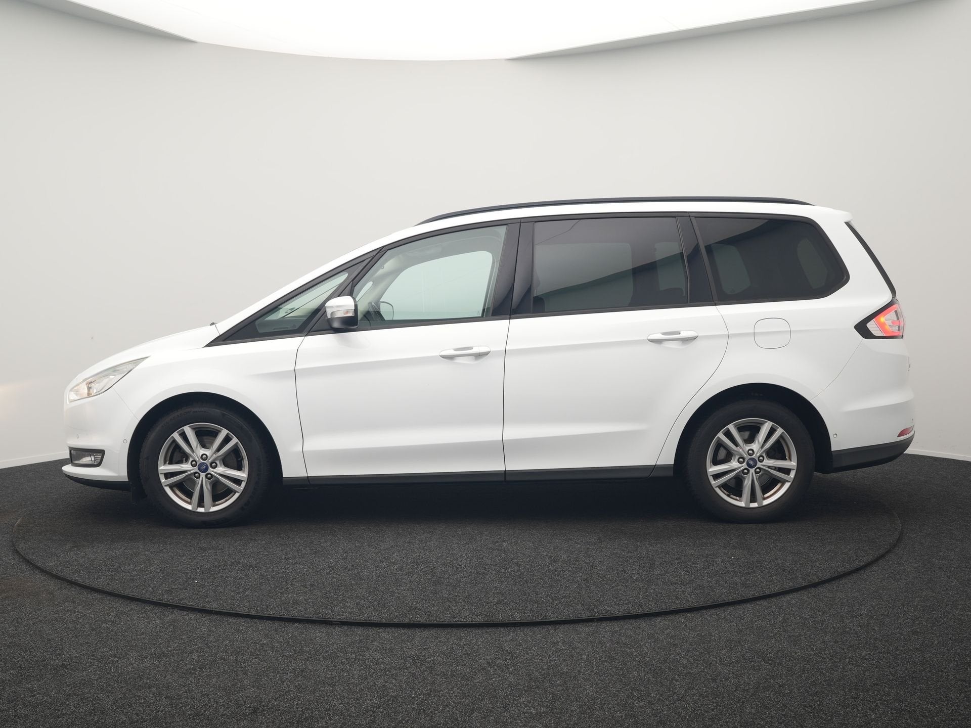 Ford Galaxy 2.0 Titanium Automaat 7 Persoons 241pk | Camera, Zwart, 4 cilinders, 7 stoelen, Wit