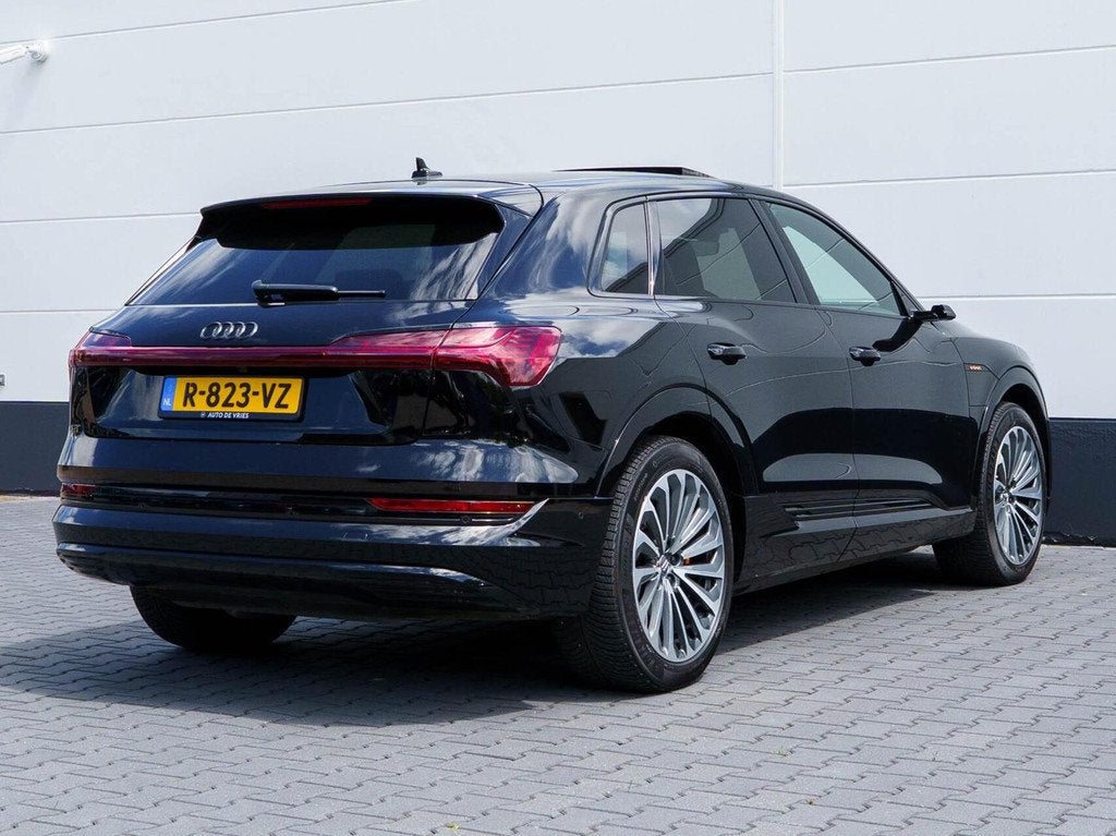 Audi E-tron 55 Quattro Advanced 95 kWh S-Line | Panoramadak, Auto's, Audi, 131 €/maand, 95 kWh, 360 pk, Zwart