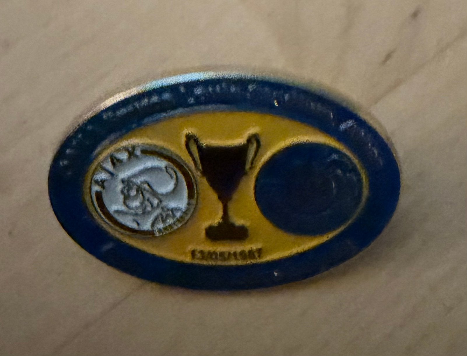 Voetbal pin Ajax-leipzig 1987, Ophalen of Verzenden, Zo goed als nieuw, Sport