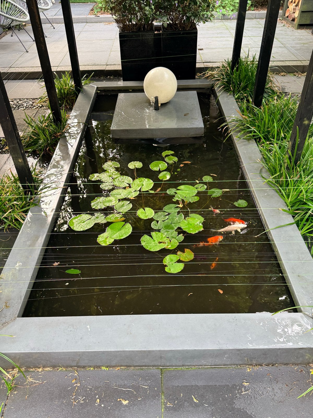 Moderne vijver met waterlelies, tafel en pomp, Ophalen, Gebruikt