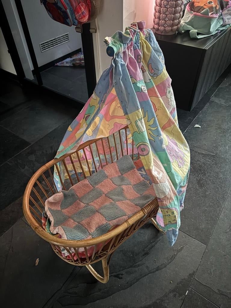 Vintage rotan poppenwiegje - Perfect voor speelplezier, Ophalen, Gebruikt, Overige typen