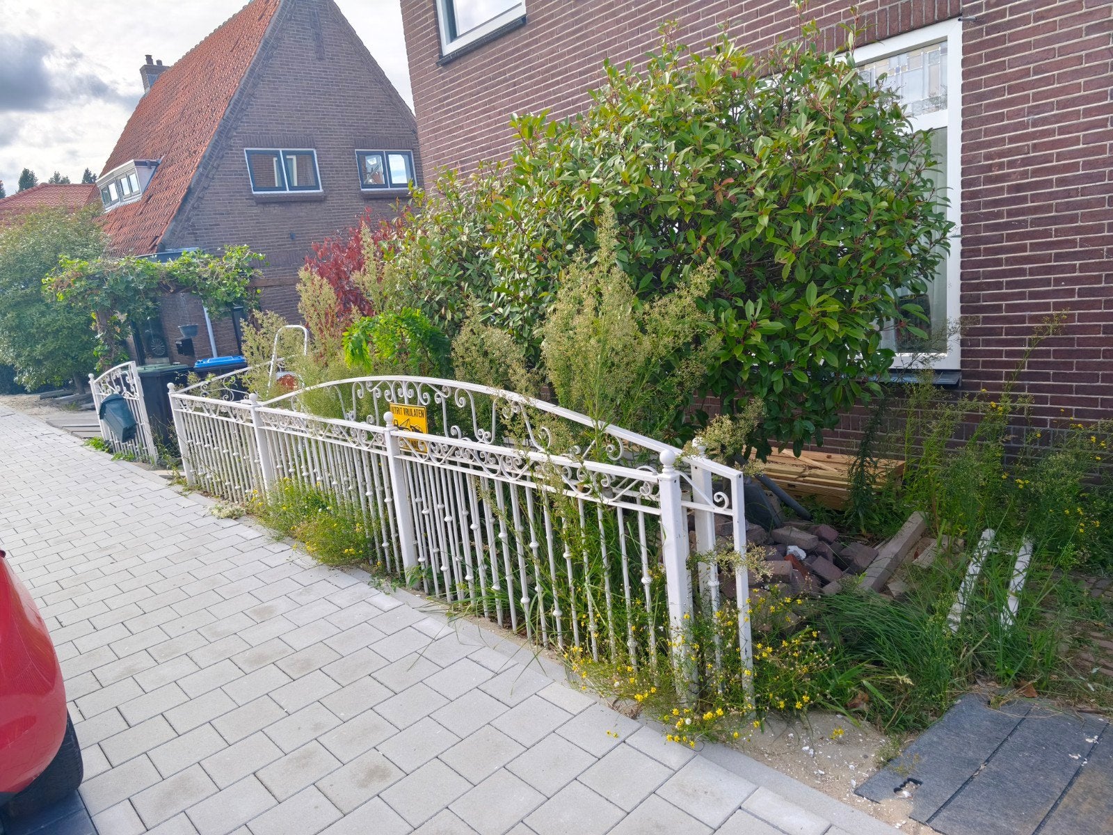 Wit ijzeren tuinhek met rolpoort en openslaande hekdelen, Ophalen, Met poort, Gebruikt, Sierhekwerk