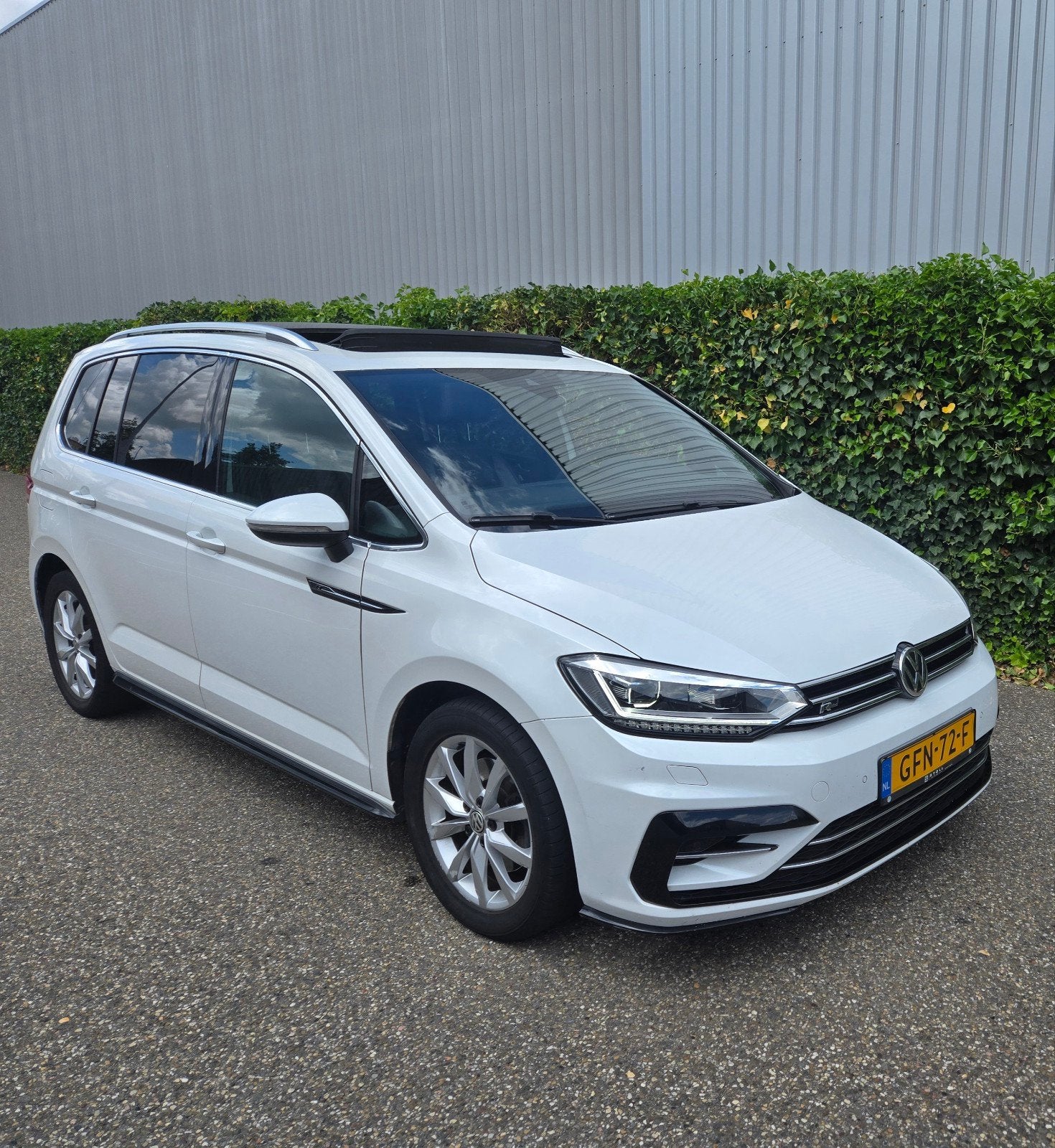 Vw touran R Line ACC Pano 7 zits, 1800 kg, Zwart, 4 cilinders, 7 stoelen