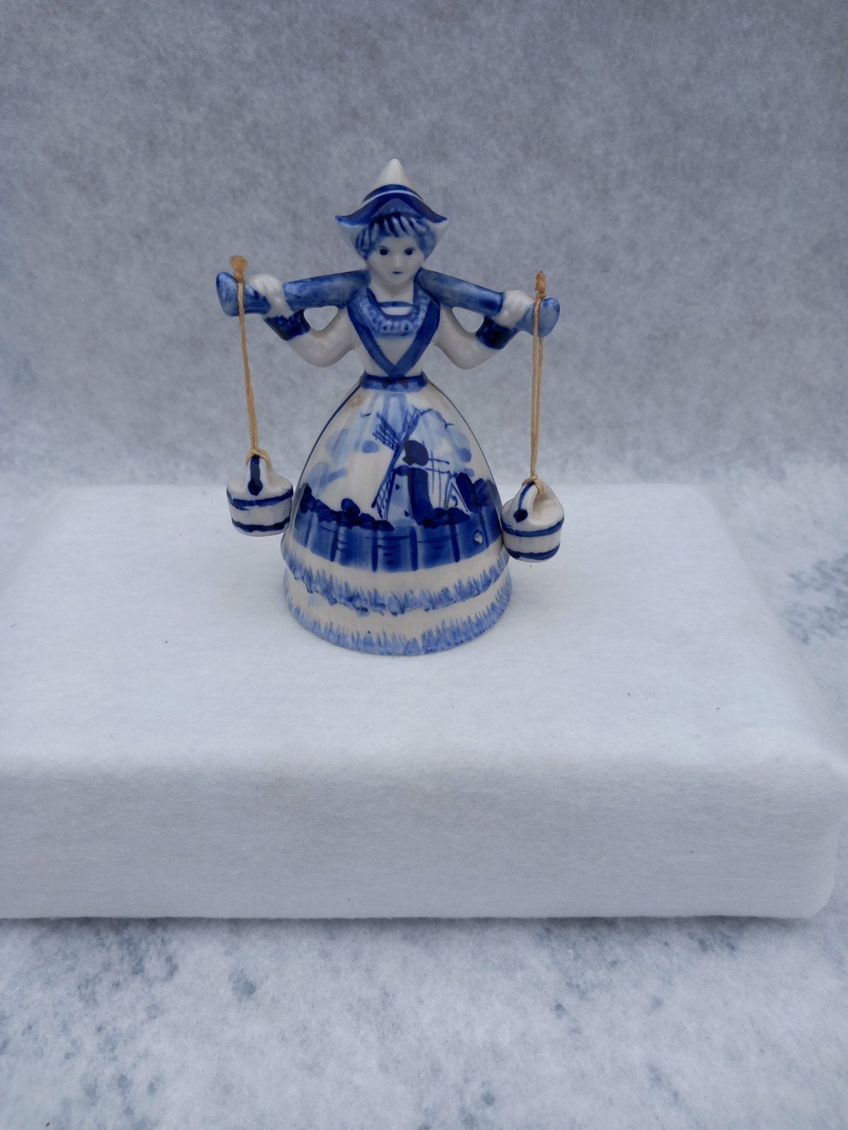 Delfts Blauw beeldje Hollandse vrouw met molen decor, Ophalen of Verzenden, Zo goed als nieuw, Mens