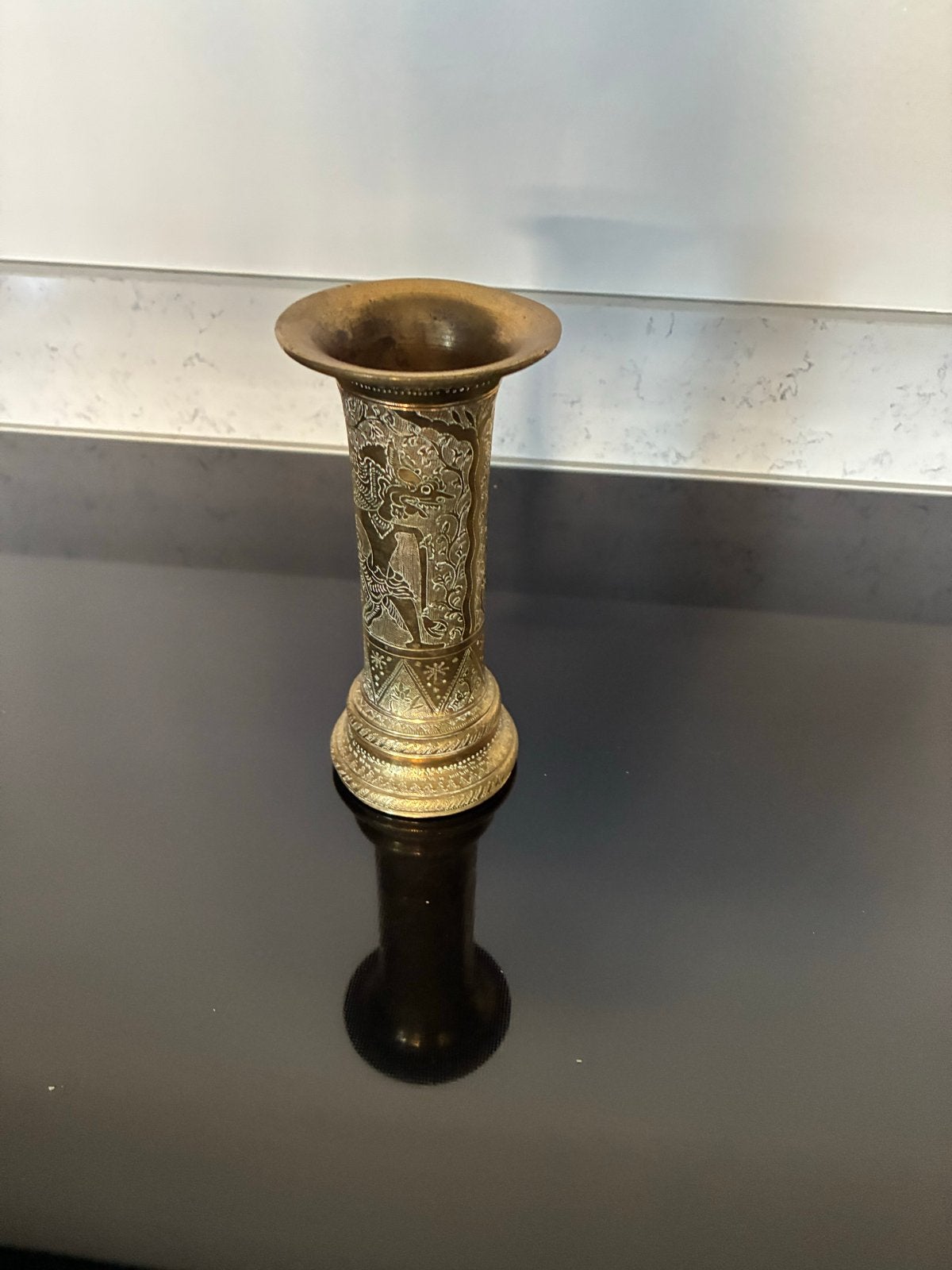 Antieke bronzen vaas met gedetailleerde gravures, Ophalen