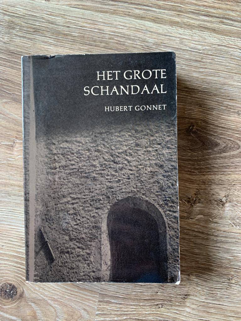 Het Grote Schandaal - Hubert Gonnet (Boek), Ophalen of Verzenden, Zo goed als nieuw