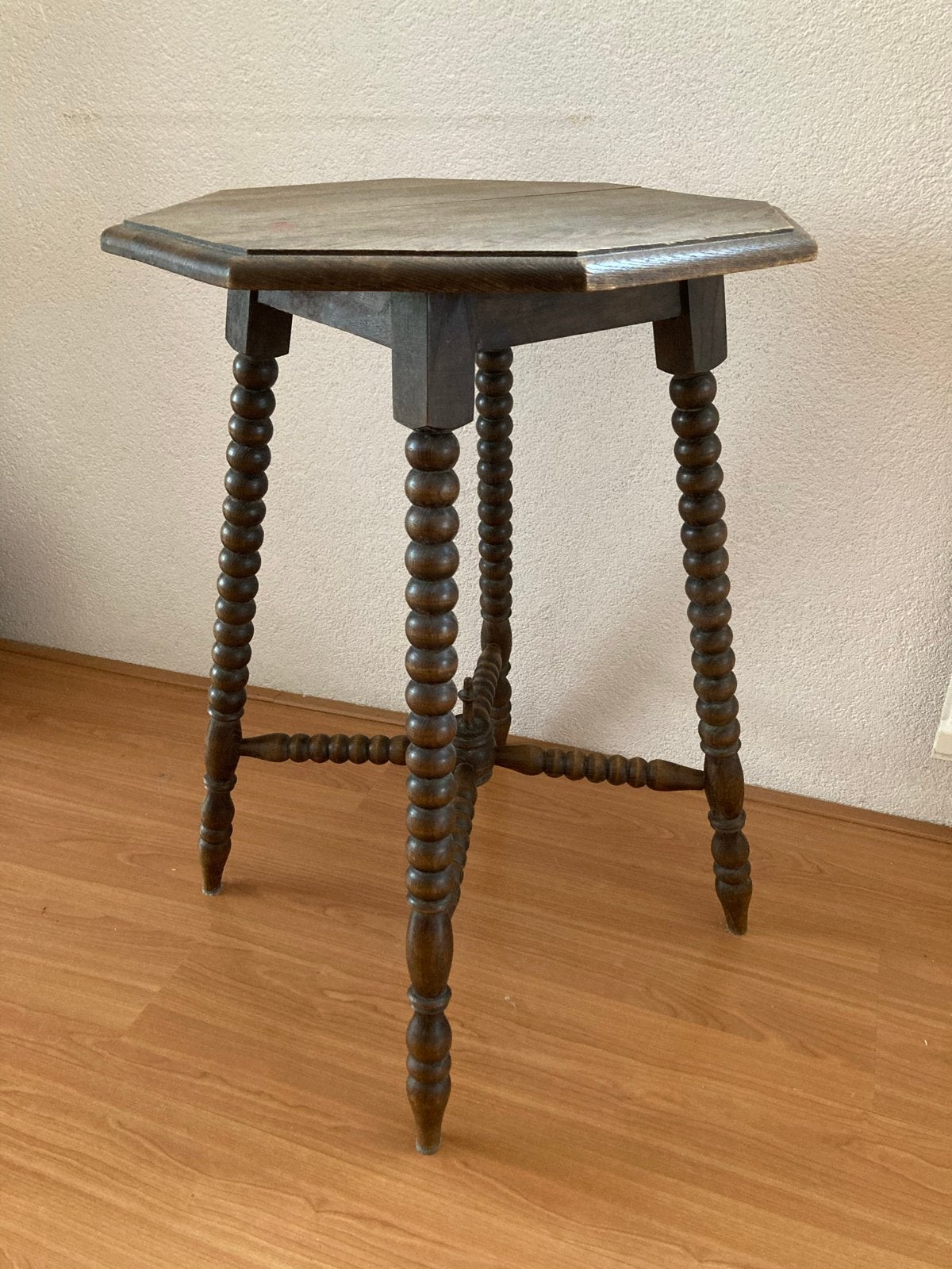 Antieke bijzettafel met achthoekig blad en bobbin poten, Ophalen of Verzenden