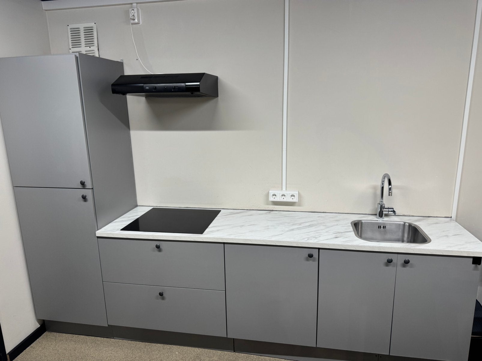 Rechte Bruynzeel keuken platinagrijs / taupe Z.G.A.N., Huis en Inrichting, Keuken | Complete keukens, Enkelwandige keuken, Ophalen of Verzenden
