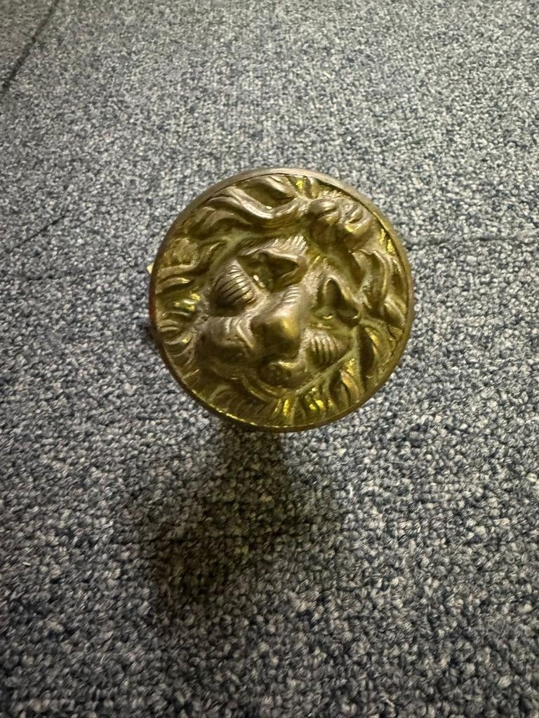 Messing deurknop / meubelknop – leeuwenkop – vintage, Antiek en Kunst, Ophalen
