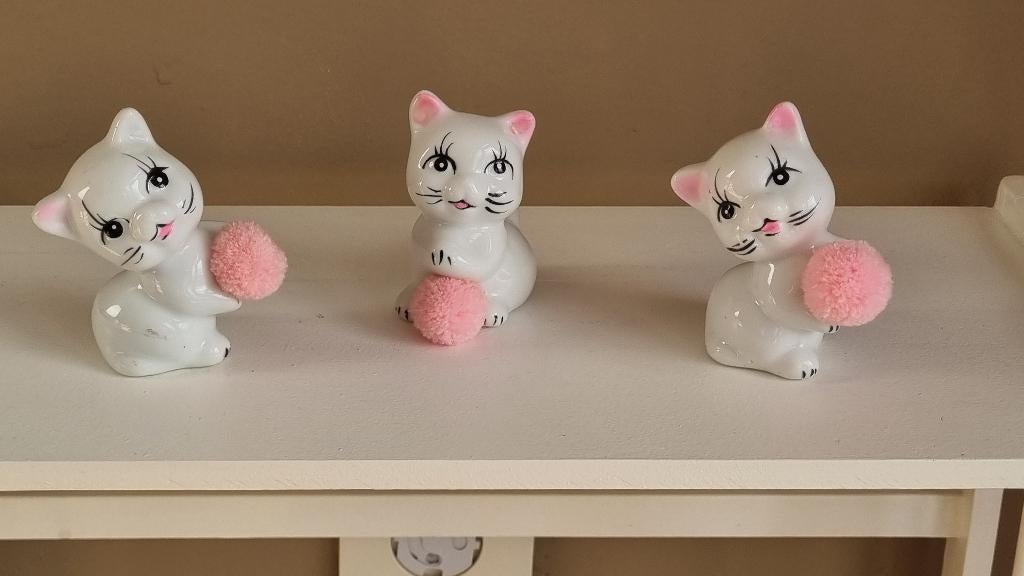 3 Prachtige Vintage Japanse Poezen Beeldjes Wit Roze Fluffy, Verzamelen, Beelden en Beeldjes, Verzenden, Gebruikt, Dier