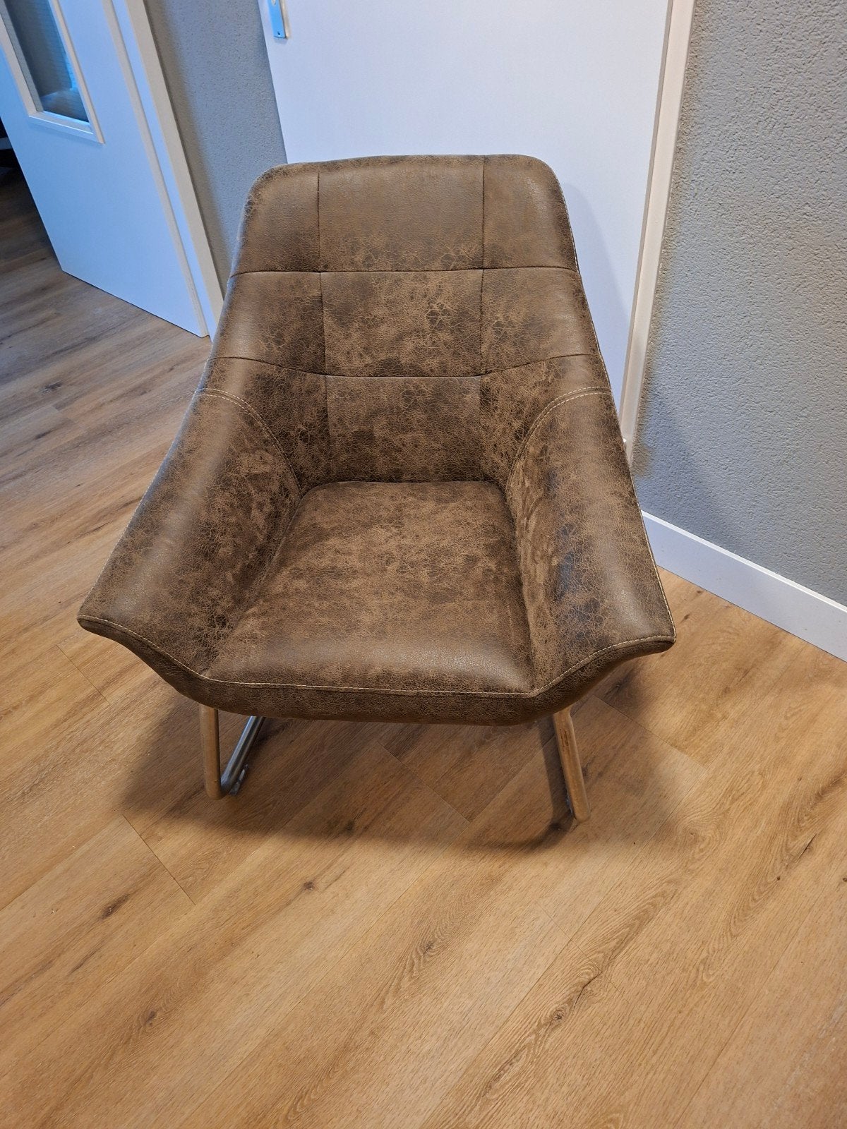 Kuipstoel van leer met stalen frame, Huis en Inrichting, Stoelen, Ophalen, Gebruikt, Bruin, Eén