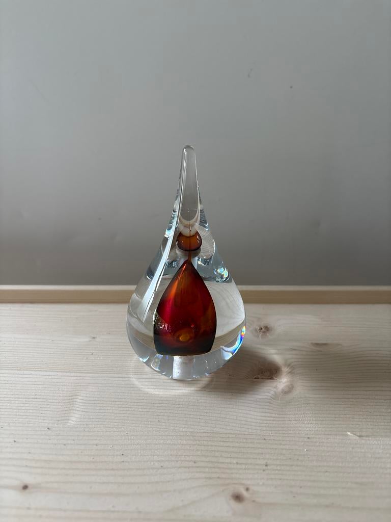 Glazen druppelvormig presse-papier met oranje kern, Ophalen of Verzenden, Zo goed als nieuw