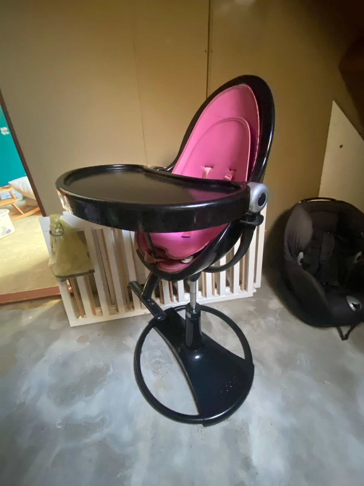 Bloom Fresco kinderstoel - Zwart met roze inleg, Ophalen of Verzenden, Gebruikt, Overige typen, Afneembaar eetblad