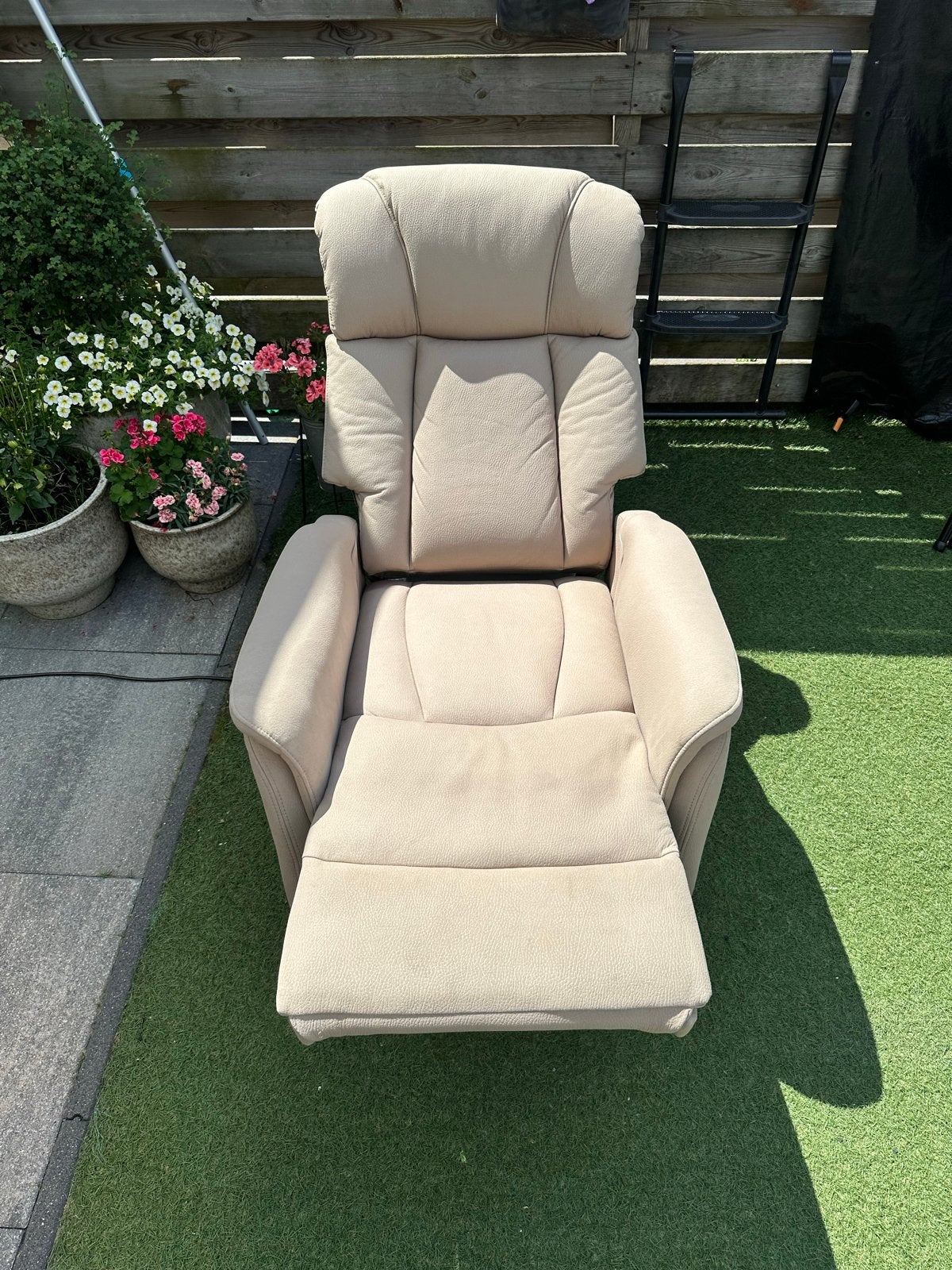 Comfortabele beige relaxfauteuil met massagefunctie, Huis en Inrichting, Fauteuils, Ophalen, Gebruikt, 100 tot 125 cm, 75 tot 100 cm