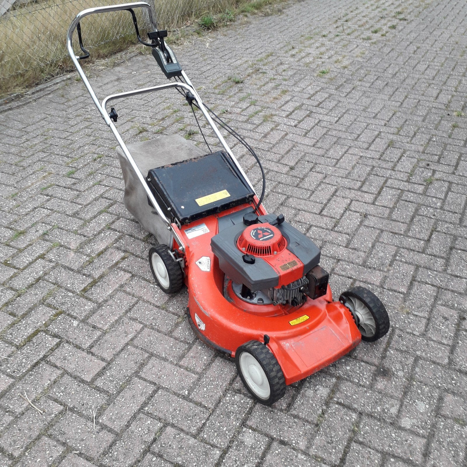 Zware motor grasmaaier (Mitsubishi) voor onderdelen, Tuin en Terras, Ophalen, Gebruikt, Opvangzak