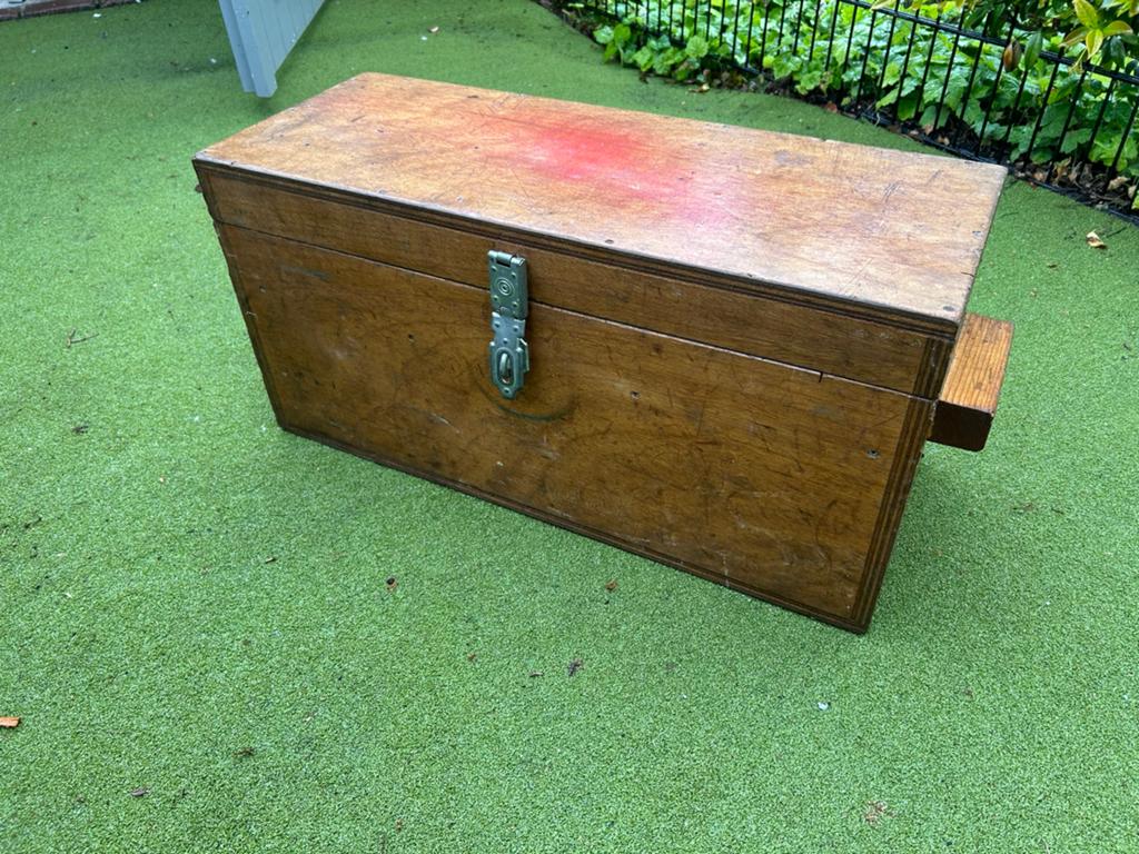 Oude gereedschapkist, Ophalen