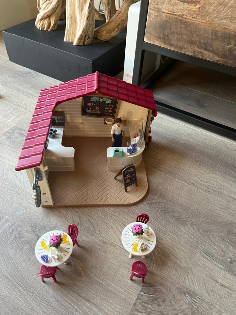 Schleich Café met taartjes, bloemen en accessoires, Ophalen, Gebruikt, Jongen of Meisje