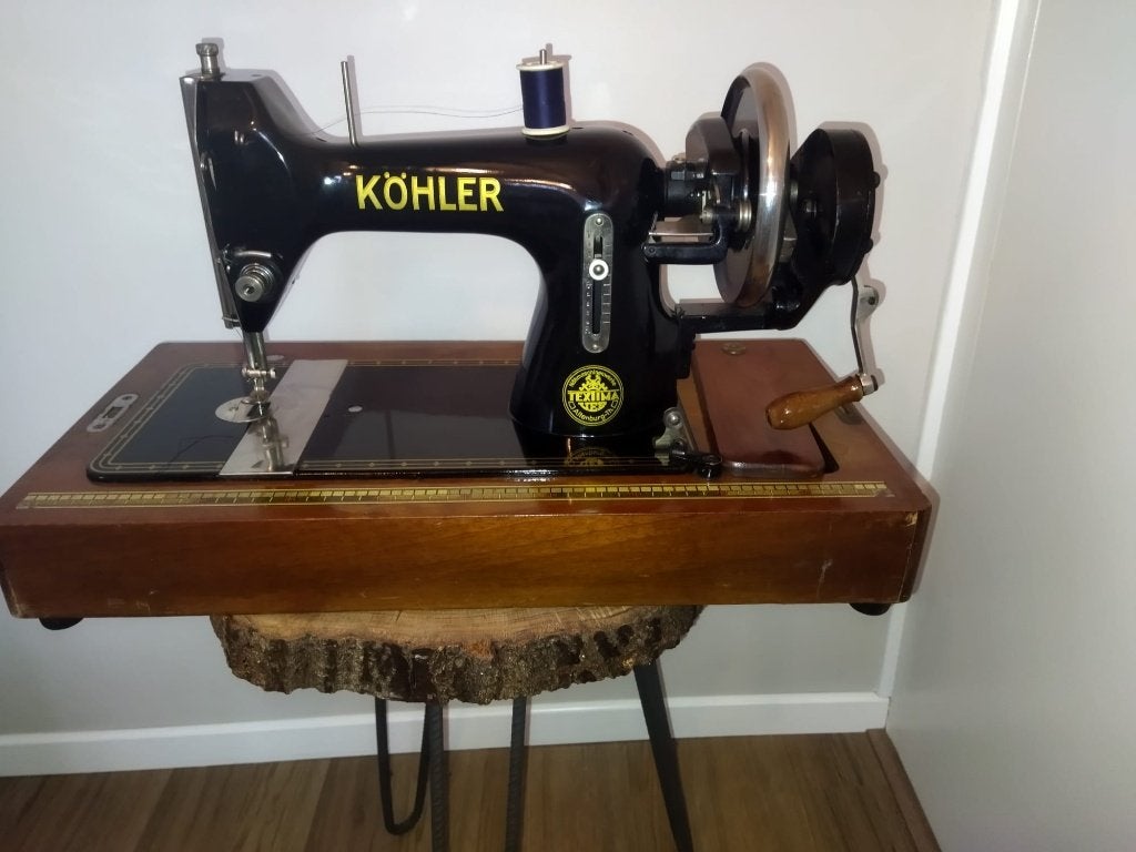 Antieke naaimachine Kohler met kap, Antiek en Kunst, Antiek | Naaimachines, Ophalen of Verzenden