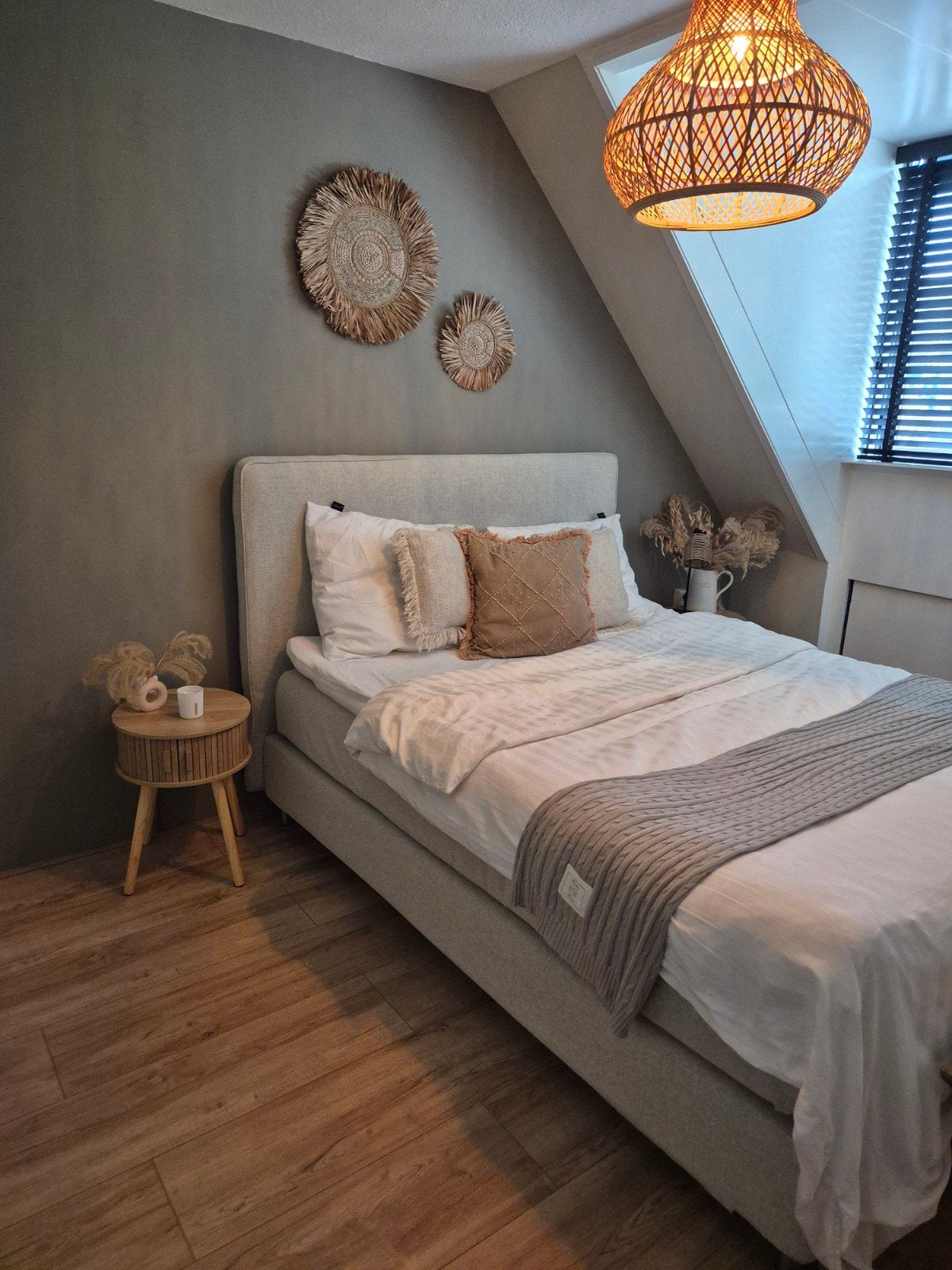 Ikea boxspring 160 zandkleur met nieuwe topper, Huis en Inrichting, Gebruikt, Modern, Bohemian, Tweepersoons, 200 cm