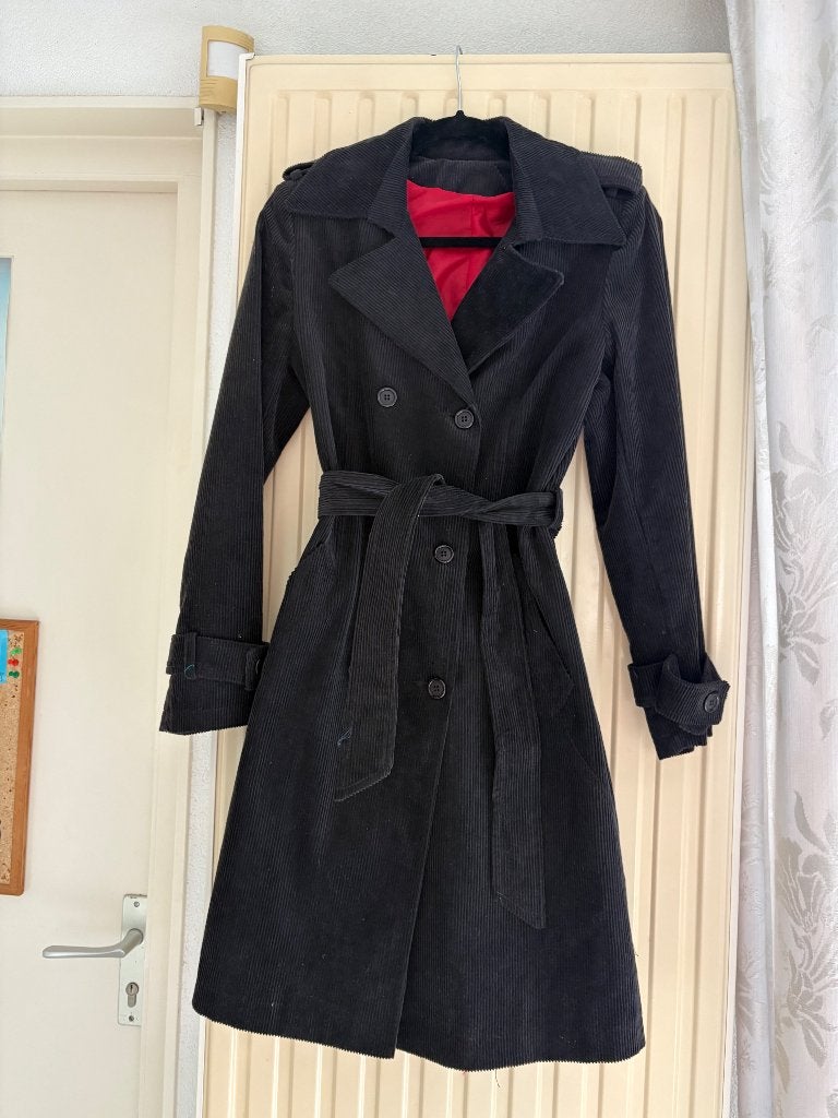 Zwarte corduroy trenchcoat met rode voering, Maat 38/40 (M), Zwart, Ophalen of Verzenden, Onbekend