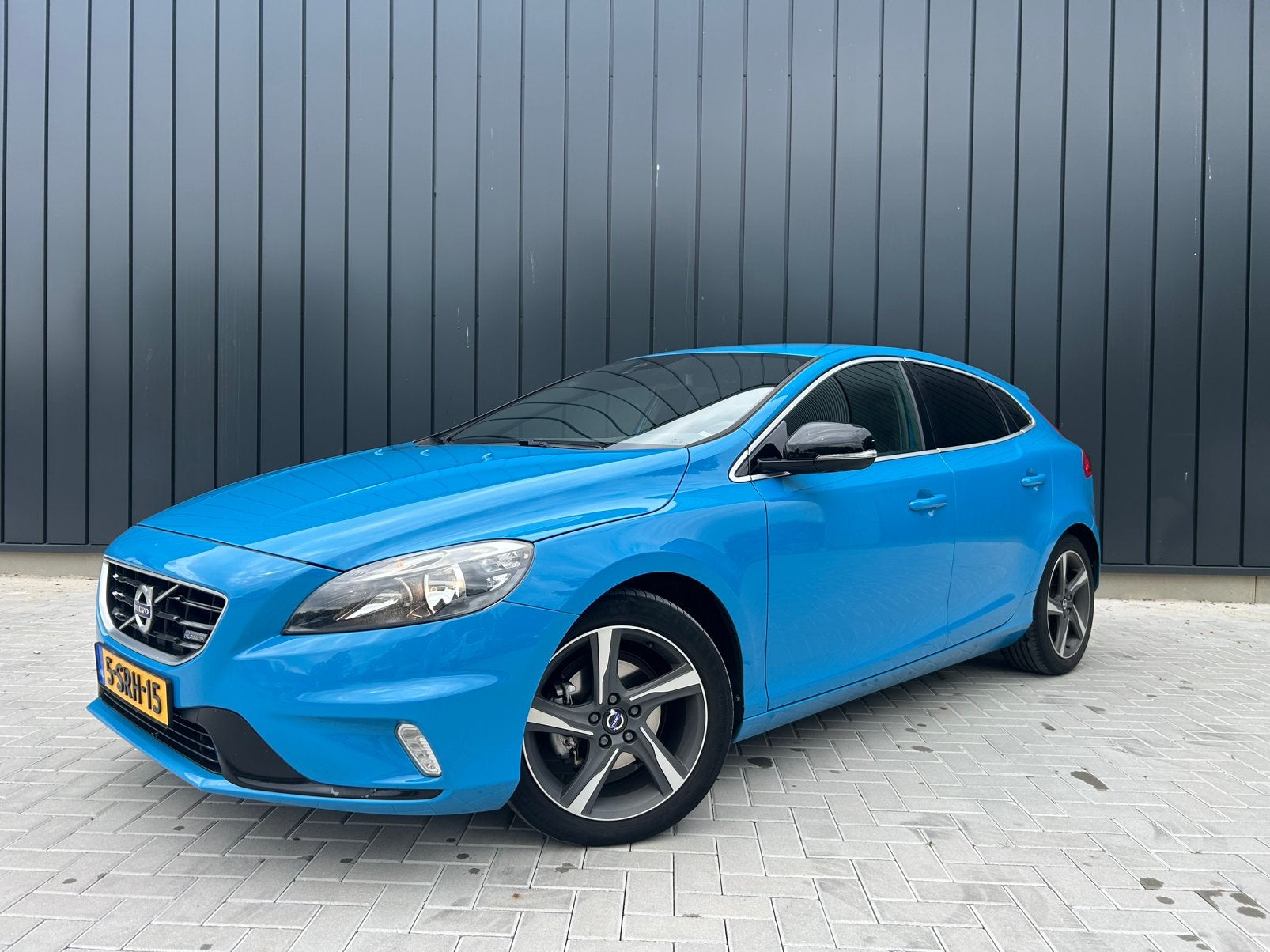 Unieke Volvo V40 D2 R-design Rebel Blue, Auto's, Voorwielaandrijving, 4 cilinders, Origineel Nederlands, 140 €/maand