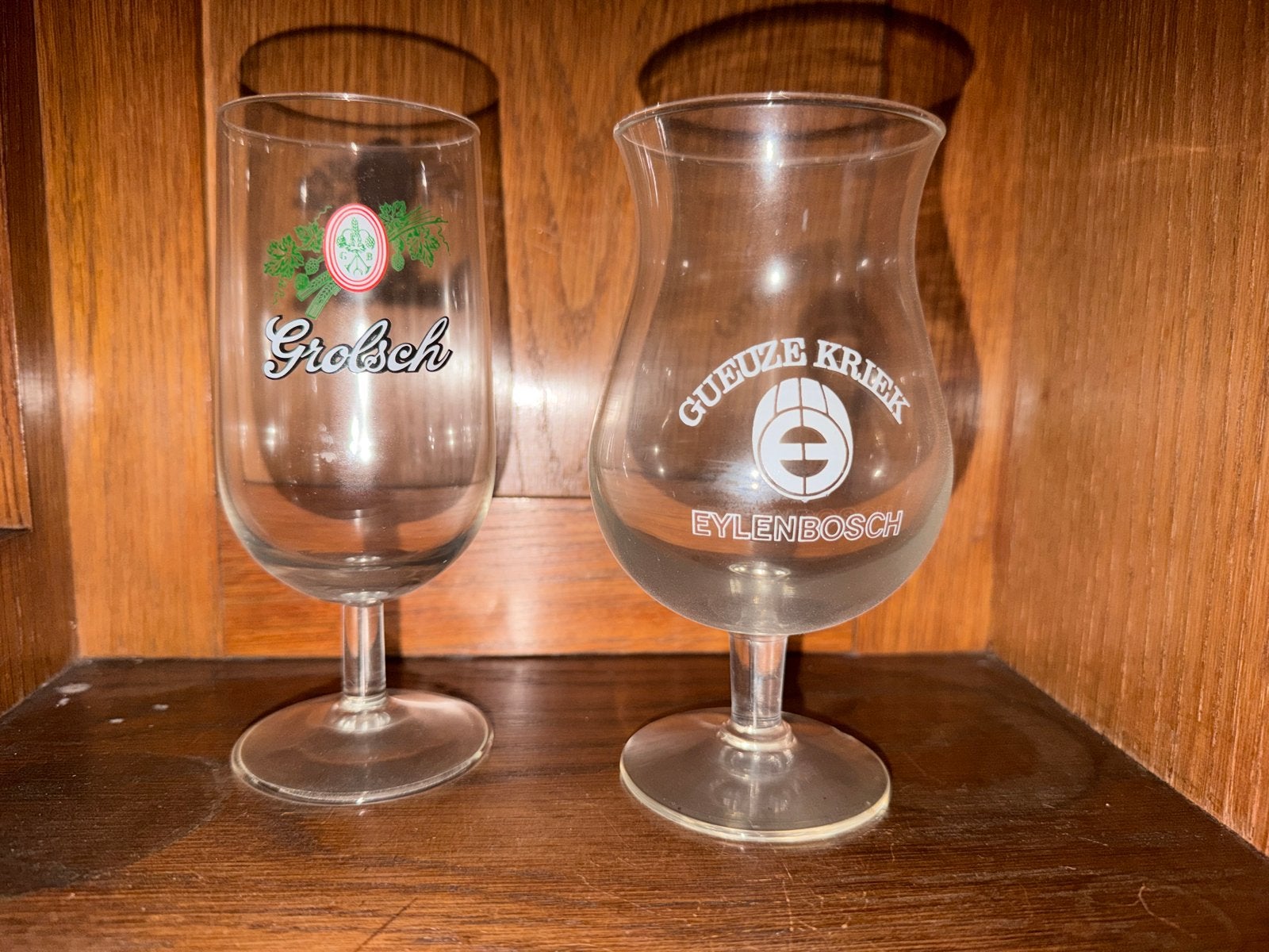 2 bierglazen op voet: Grolsch en Gueuze Kriek Eylenbosch, Ophalen of Verzenden, Gebruikt, Glas