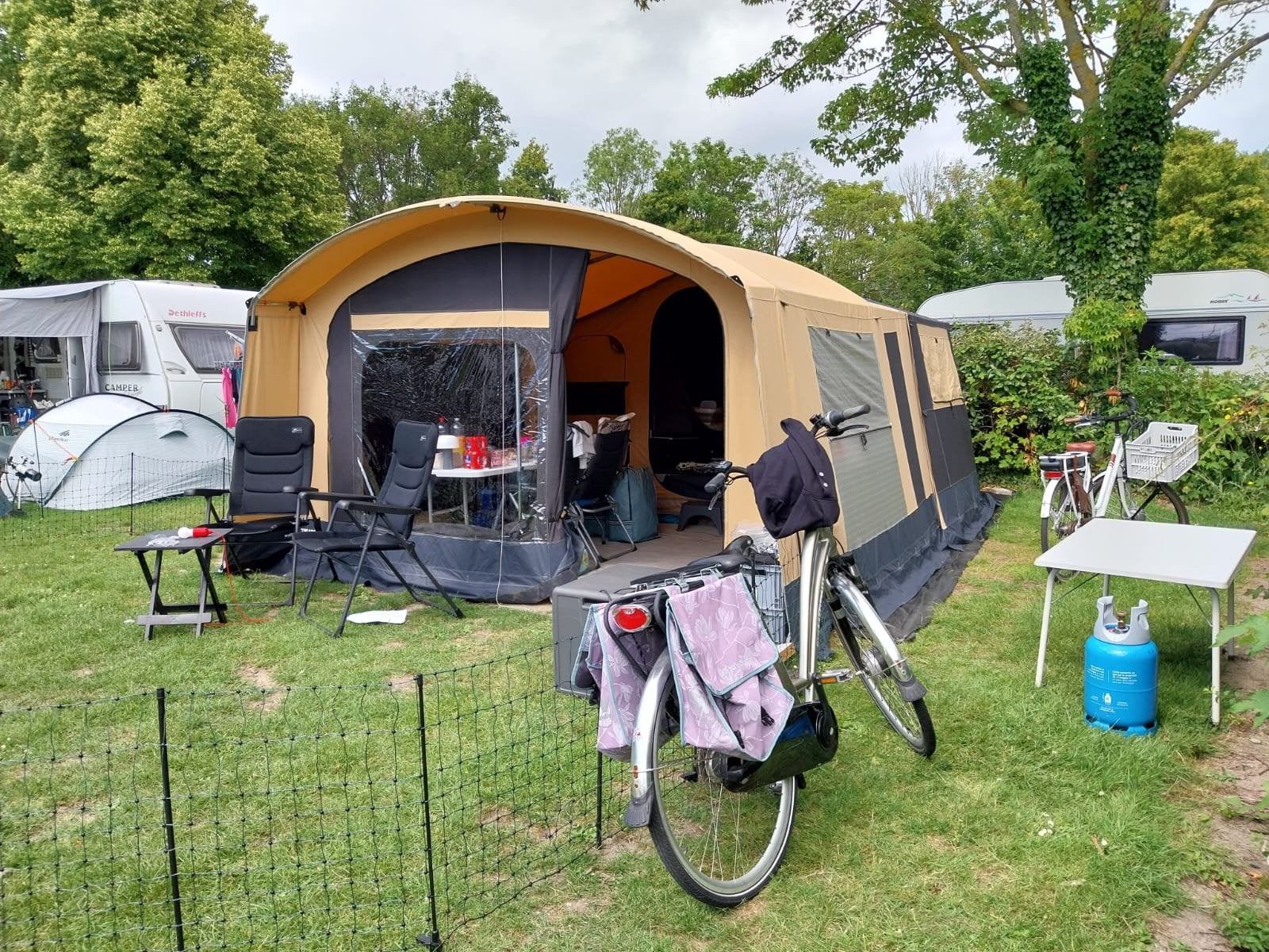 Een mooie antraciet kleurige trigano galleon gl te koop, Caravans en Kamperen, Ophalen, Trigano, Antraciet, Aanwezig