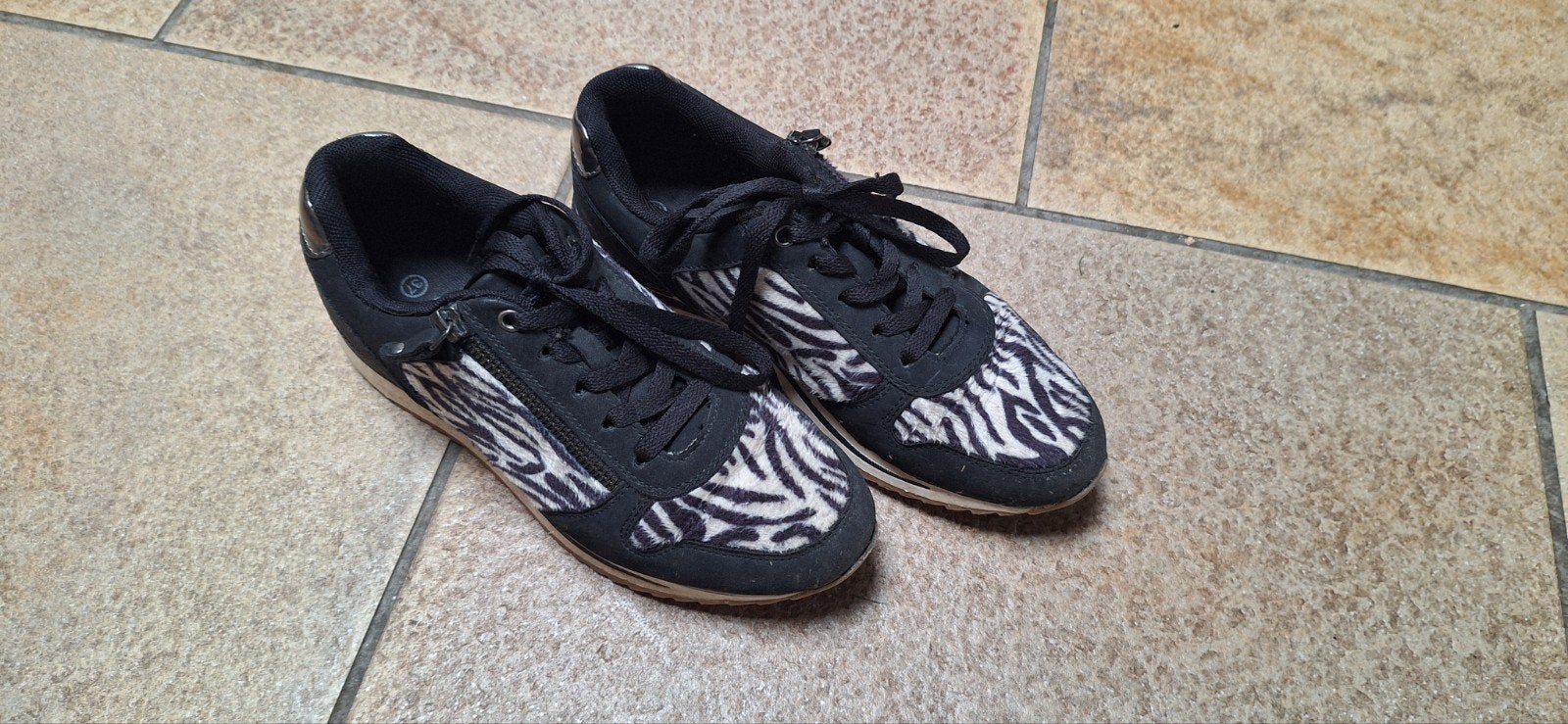 Zebra sneakers, Ophalen of Verzenden, Zo goed als nieuw, Zwart, Sneakers of Gympen