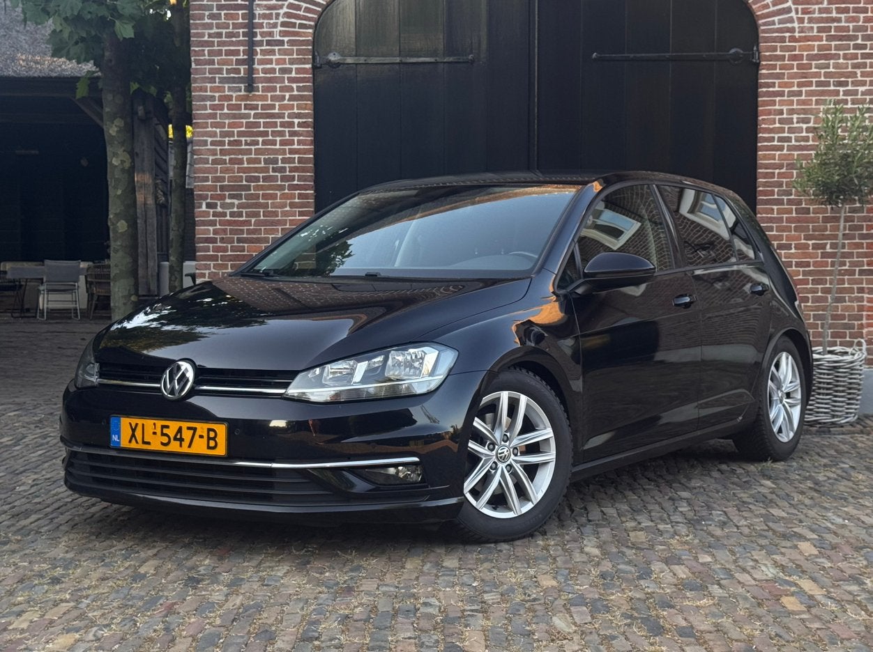 Volkswagen Golf 1.5 TSI 150pk Automaat | Carplay | ACC | LED, 1498 cc, 4 cilinders, Alcantara, Zwart