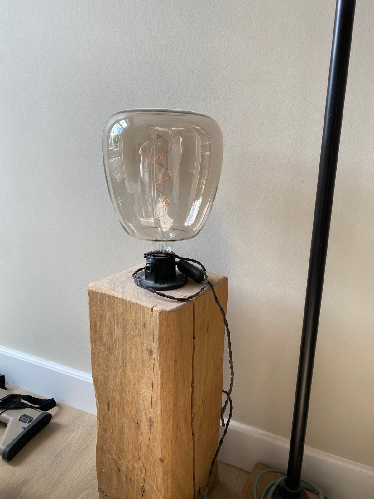 Grote lamp op eiken voet., Gebruikt, Ophalen of Verzenden, Minder dan 100 cm, Geen idee