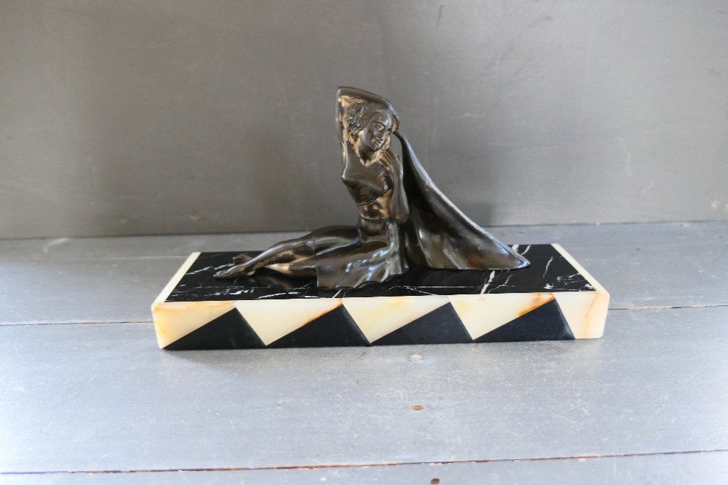 Art Deco Bronzen beeld vrouw op marmeren voet, Antiek en Kunst, Verzenden, Art deco, Brons, 20 - 50 cm