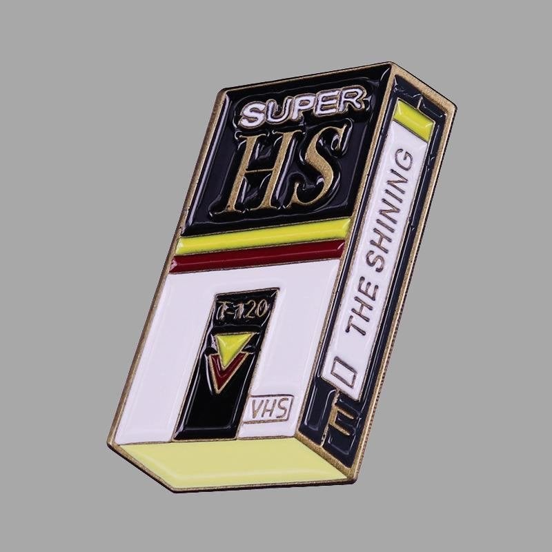 THE SHINING VHS HORROR 80\'S Collectors Enamel Pin Broche, Alle leeftijden, Verzenden, Gebruikt, Komedie