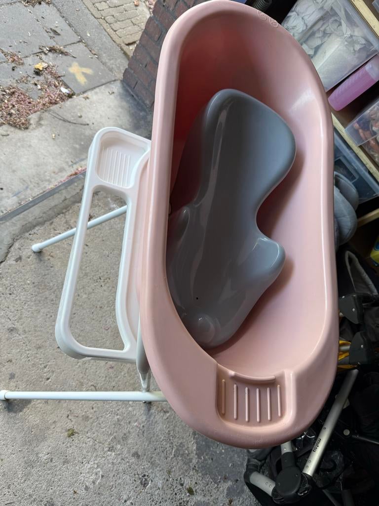 Babybadje met standaard en badzitje - Roze/Grijs, Kinderen en Baby's, Badjes en Verzorging, Zo goed als nieuw, Badje, Standaard