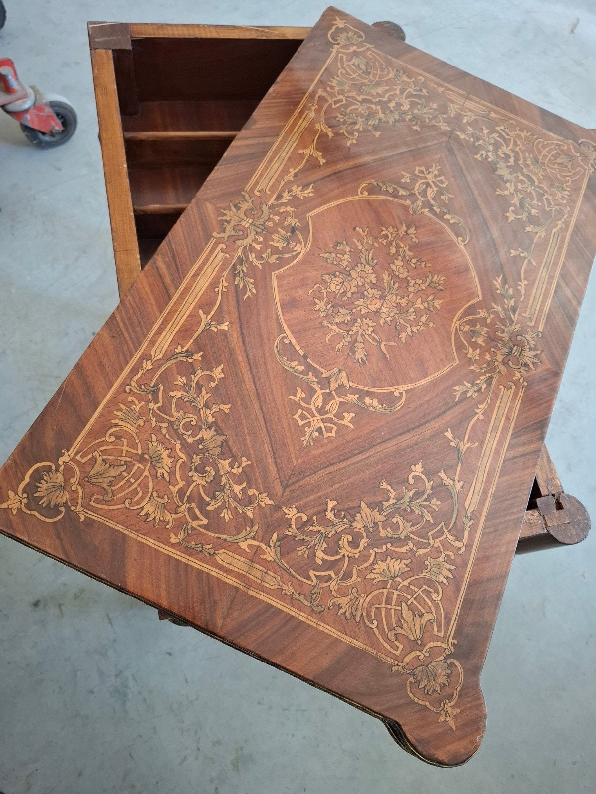 Antieke draaibaar poker tafel, Ophalen