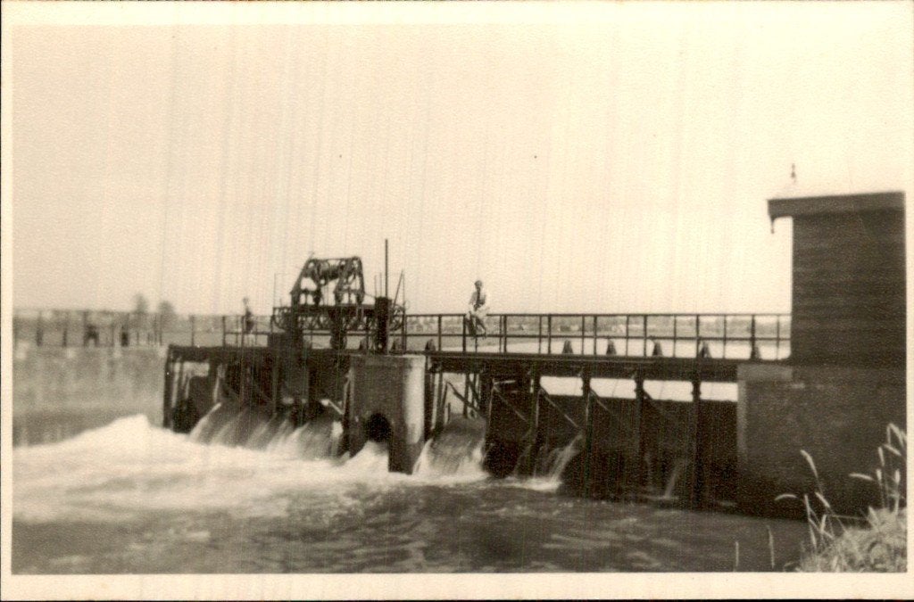 Stuw - Overloop met wandelbrug, Ophalen of Verzenden, 1940 tot 1960, Gelopen, Zuid-Holland