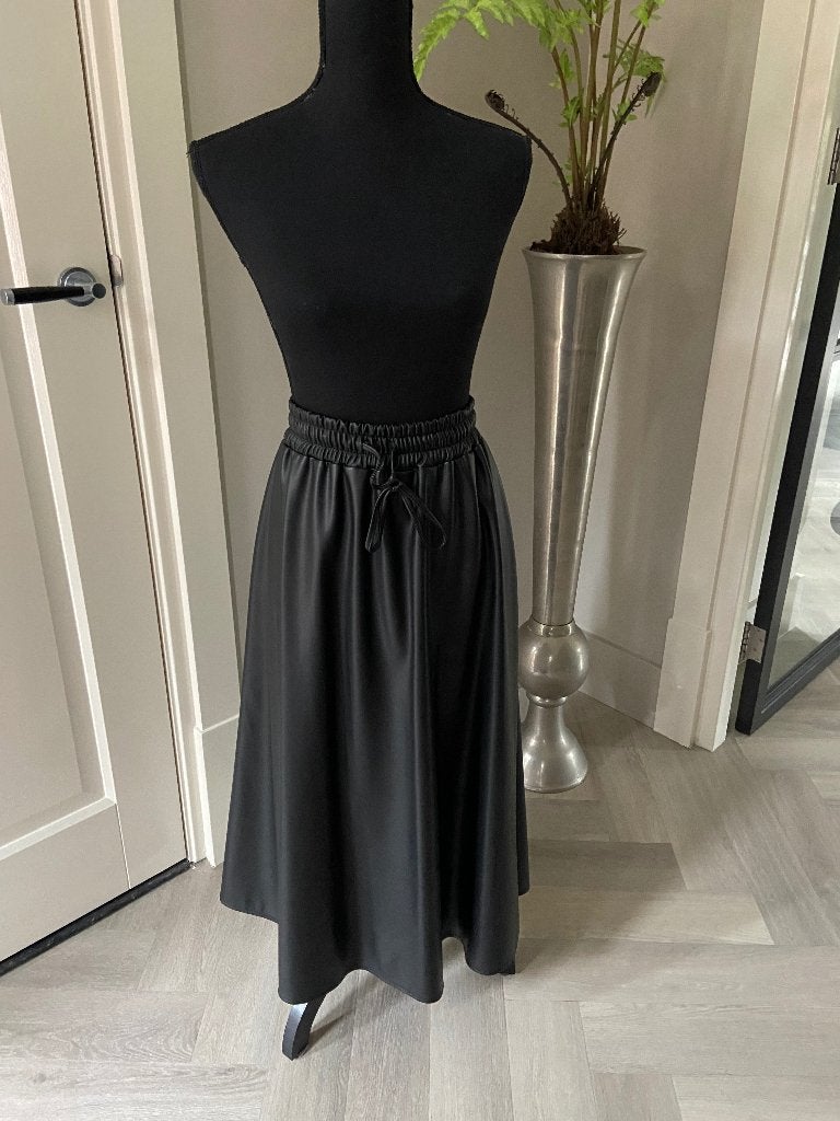 Zwarte faux leren rok, past tot maat 44 - nieuw, Kleding | Dames, Rokken, Zwart, Maat 42/44 (L), Nieuw, Ophalen of Verzenden
