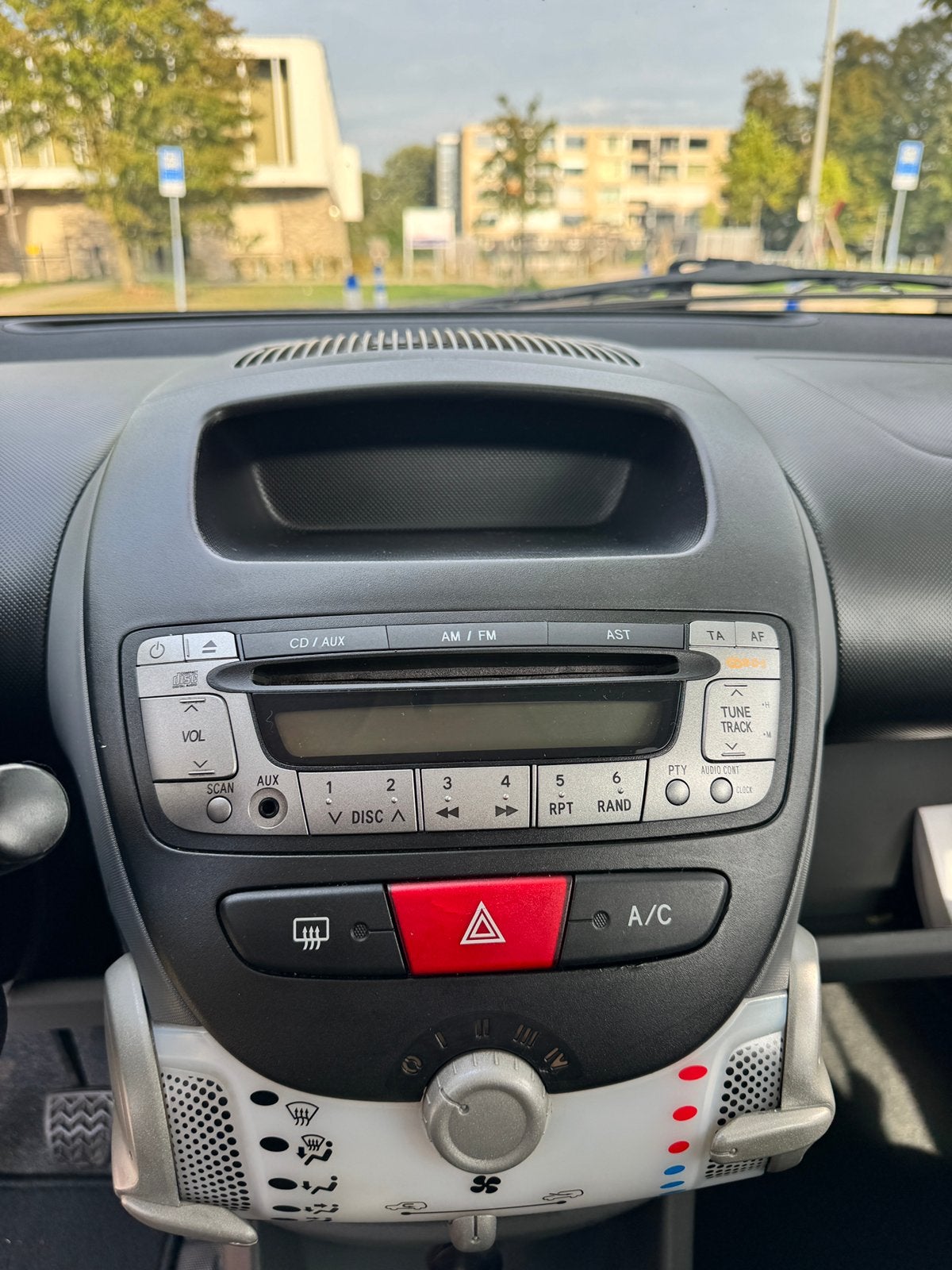 Foto 3 van Peugeot 107| |5 DEURS | AİRCO | E-RAMEN | APK TOT 17-09-2027