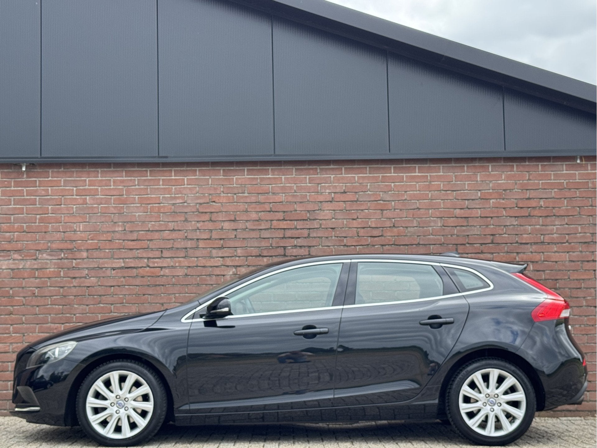 Volvo V40 1.6 T4 MOMENTUM | NL-AUTO! | DEALER OH! | NAVI!, Auto's, Volvo, Gebruikt, Zwart, 4 cilinders, 179 pk