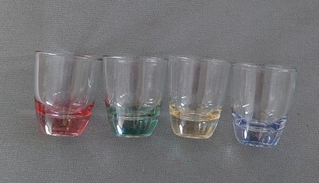 Borrelglaasjes met een gekleurde bodem, Verzamelen, Ophalen of Verzenden, Zo goed als nieuw, Borrel- of Shotglas